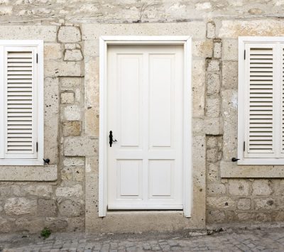 La porte d'entrée d'une maison