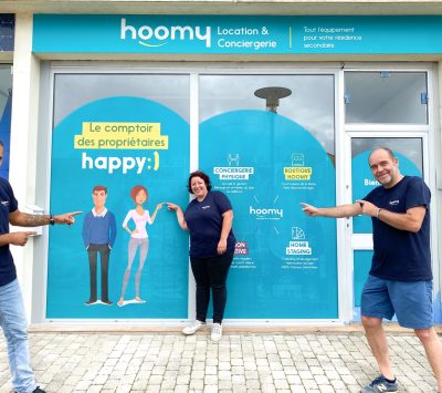 L'équipe hoomy devant la vitrine du Comptoir des Propriétaires