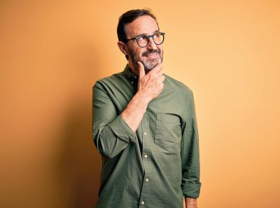 Un homme sur un fond orange qui réfléchi