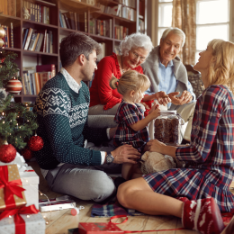 Une famille au pied du sapin dégustant des cookies