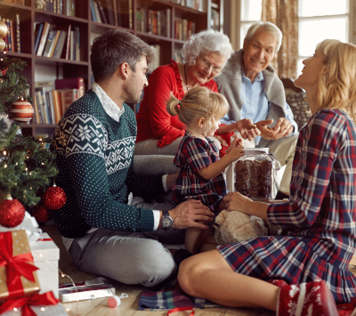 Une famille au pied du sapin dégustant des cookies