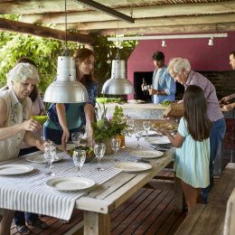 Les membres d'une famille préparer la table à manger