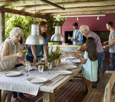 Les membres d'une famille préparer la table à manger