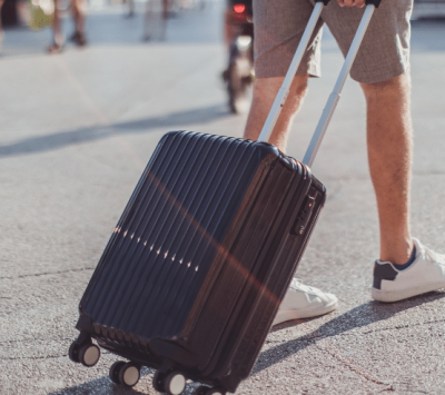 Homme tenant une valise