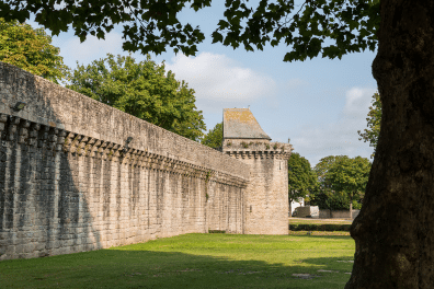 Remparts médiévaux autour du centre-ville de Guérande